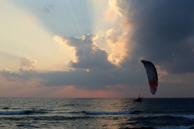 Güneş, İsrail Devleti'nin kuzeyinde Akdeniz kıyılarında ufukta batıyor.. 