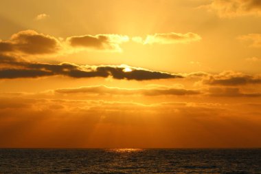 Güneş, İsrail Devleti'nin kuzeyinde Akdeniz kıyılarında ufukta batıyor.. 
