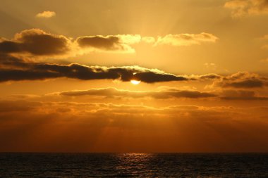 Güneş, İsrail Devleti'nin kuzeyinde Akdeniz kıyılarında ufukta batıyor.. 