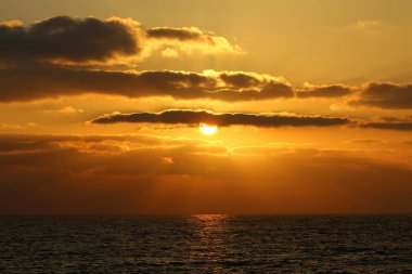 Güneş, İsrail Devleti'nin kuzeyinde Akdeniz kıyılarında ufukta batıyor.. 