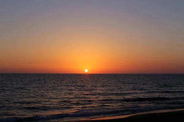 Sol Pone Sobre Horizonte Las Orillas Del Mar Mediterráneo Norte — Foto de Stock