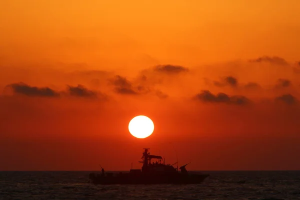 太陽はイスラエル国家の北の地中海の海岸に地平線上に沈む — ストック写真