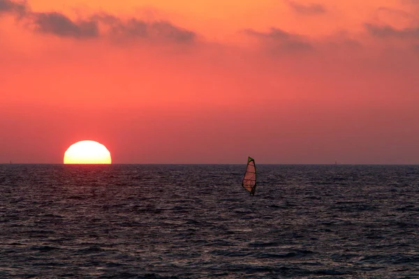 Słońce Horyzoncie Nad Brzegiem Morza Śródziemnego Północnej Części Państwa Izrael — Zdjęcie stockowe