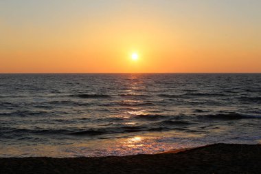 Güneş, İsrail Devleti'nin kuzeyinde Akdeniz kıyılarında ufukta batıyor.. 