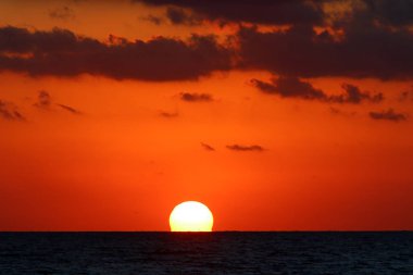 Güneş, İsrail Devleti'nin kuzeyinde Akdeniz kıyılarında ufukta batıyor.. 