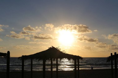 Güneş, İsrail Devleti'nin kuzeyinde Akdeniz kıyılarında ufukta batıyor.. 