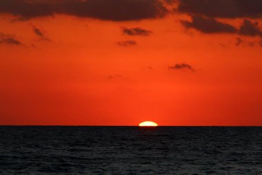 Güneş, İsrail Devleti'nin kuzeyinde Akdeniz kıyılarında ufukta batıyor.. 