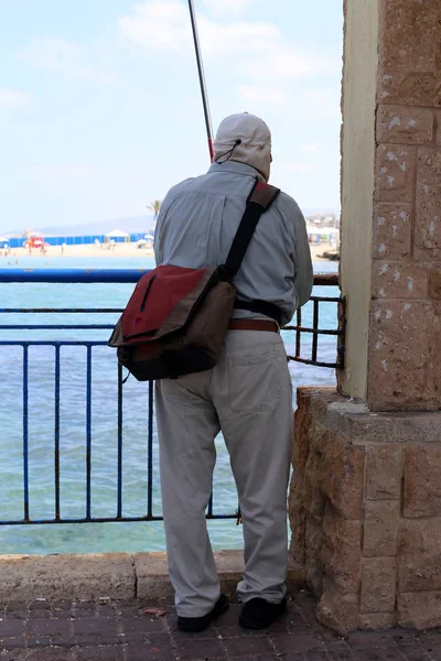 Man Rust Speelt Sporten Aan Oevers Van Middellandse Zee Noord — Stockfoto