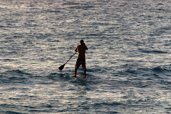 Hombre Descansa Practica Deportes Las Orillas Del Mar Mediterráneo Norte — Foto de Stock