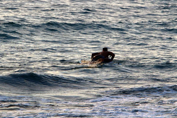 Człowiek Odpoczywa Gra Sport Nad Brzegiem Morza Śródziemnego Północnym Izraelu — Zdjęcie stockowe