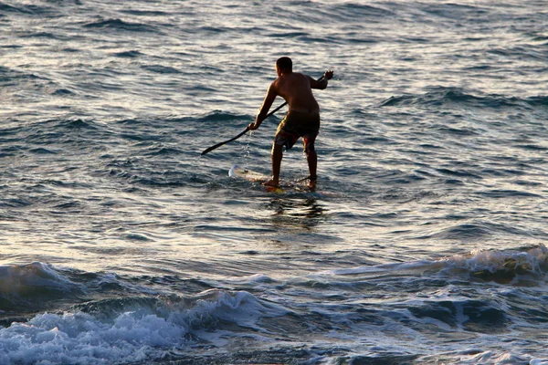 Homem Descansa Pratica Esportes Nas Margens Mar Mediterrâneo Norte Israel — Fotografia de Stock