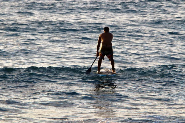 Άνθρωπος Αναπαύεται Και Παίζει Αθλήματα Στις Ακτές Της Μεσογειακής Θάλασσας — Φωτογραφία Αρχείου