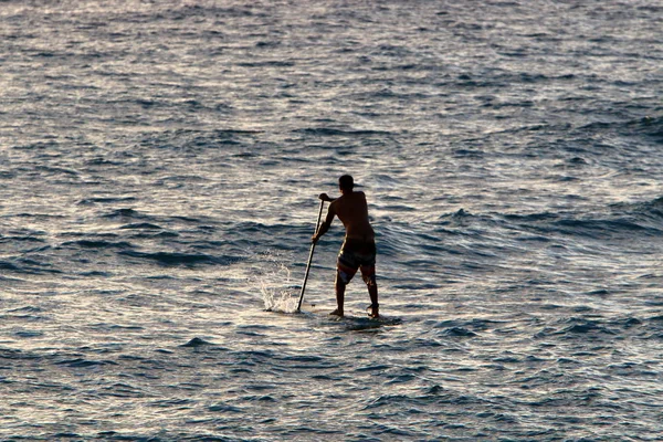 男は休息し イスラエル北部の地中海の海岸でスポーツをする — ストック写真