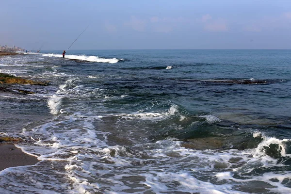 Человек Отдыхает Занимается Спортом Берегу Средиземного Моря Севере Израиля — стоковое фото
