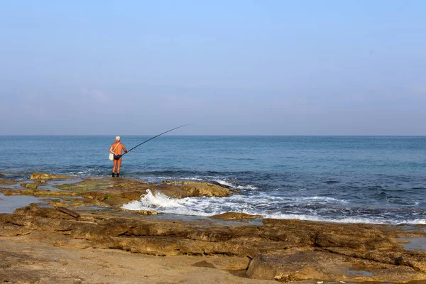 Hombre Descansa Practica Deportes Las Orillas Del Mar Mediterráneo Norte —  Fotos de Stock