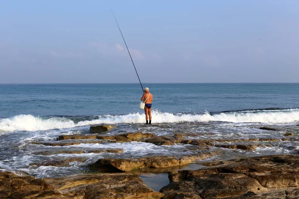 Mann Ruht Und Treibt Sport Ufer Des Mittelmeeres Nordisrael — Stockfoto