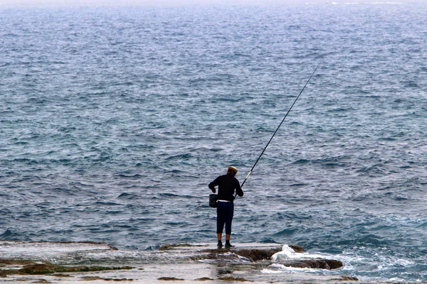 Hombre Descansa Practica Deportes Las Orillas Del Mar Mediterráneo Norte — Foto de Stock