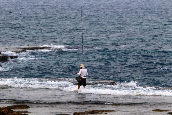 Homem Descansa Pratica Esportes Nas Margens Mar Mediterrâneo Norte Israel — Fotografia de Stock