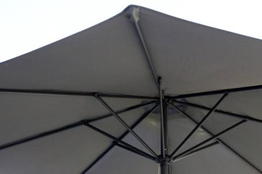 şemsiye ve şehir parkında yağmur 