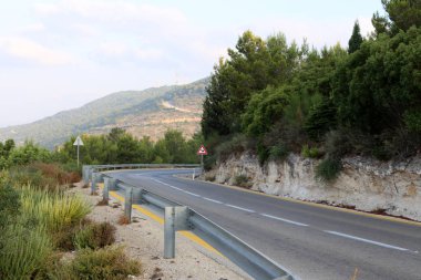 İsrail devletinin kuzeyinde dağlık orman dolambaçlı yol 