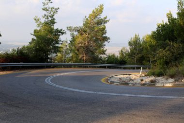 İsrail devletinin kuzeyinde dağlık orman dolambaçlı yol 