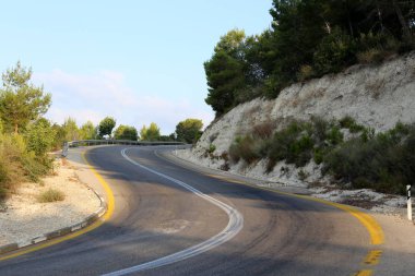 İsrail devletinin kuzeyinde dağlık orman dolambaçlı yol 