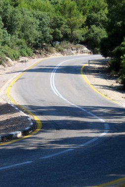 İsrail devletinin kuzeyinde dağlık orman dolambaçlı yol 