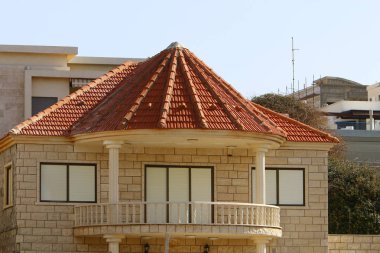 çatı - yağış karşı korumak için hizmet vermektedir binanın üst yapısı 