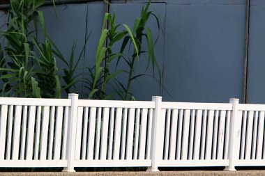 Kuzey Israil 'de Akdeniz kıyılarında bir şehir parkında çit 