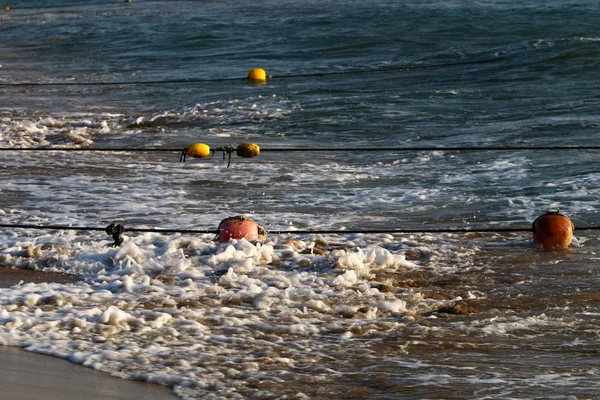 halat - İsrail'de Akdeniz kıyılarında sahilde çit 