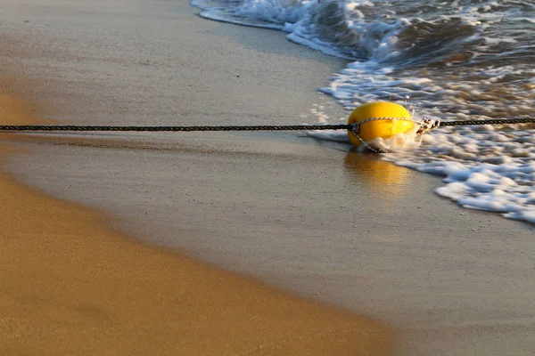 halat - İsrail'de Akdeniz kıyılarında sahilde çit 