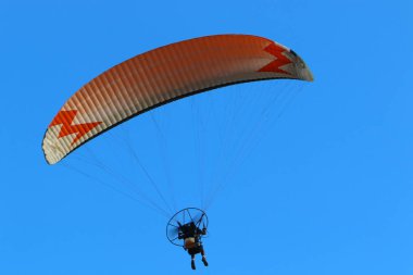 Kuzey İsrail'de günün gün batımında Akdeniz üzerinde uçuş 