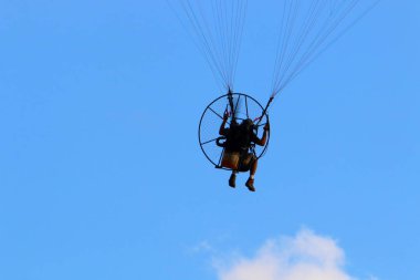 Kuzey İsrail'de günün gün batımında Akdeniz üzerinde uçuş 