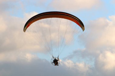 Kuzey İsrail'de günün gün batımında Akdeniz üzerinde uçuş 