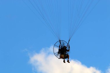 Kuzey İsrail'de günün gün batımında Akdeniz üzerinde uçuş 