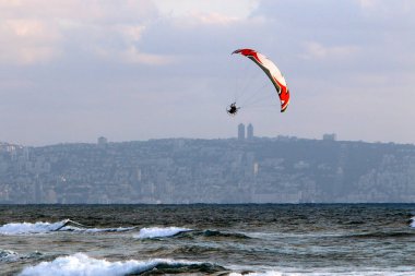 Kuzey İsrail'de günün gün batımında Akdeniz üzerinde uçuş 