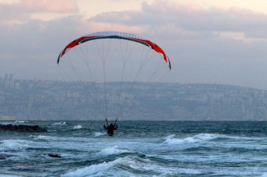 Kuzey İsrail'de günün gün batımında Akdeniz üzerinde uçuş 