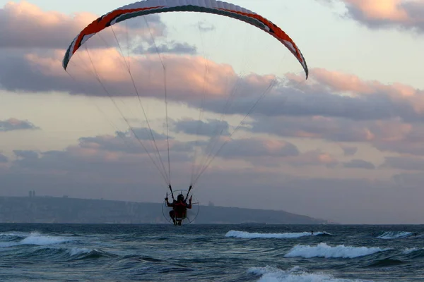 在以色列北部的日落飞越地中海 — 图库照片