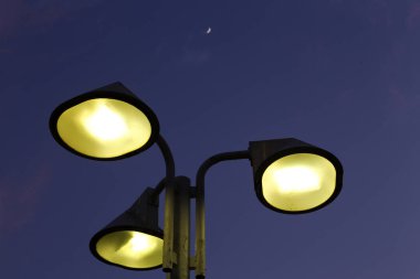 kuzey İsrail'de bir şehir parkı yüklü aydınlatma için fener 