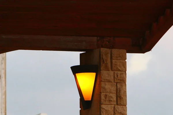 安装在以色列北部城市公园的照明灯 — 图库照片