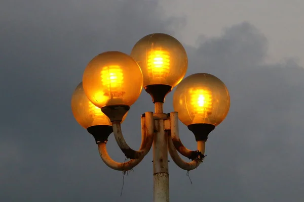Lanterne Pour Éclairage Installé Dans Parc Urbain Dans Nord Israël — Photo