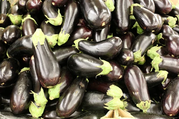 Taze meyve ve sebzeler Israil Acre kentinde bir pazarda satılır 