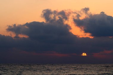Güneş, Israil 'in kuzeyinde Akdeniz 'de ufukta 