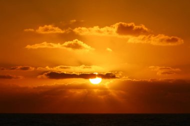 Güneş, Israil 'in kuzeyinde Akdeniz 'de ufukta 