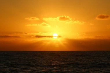 Güneş, Israil 'in kuzeyinde Akdeniz 'de ufukta 