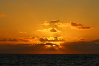 Güneş, Israil 'in kuzeyinde Akdeniz 'de ufukta 