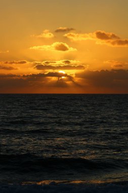 Güneş, Israil 'in kuzeyinde Akdeniz 'de ufukta 