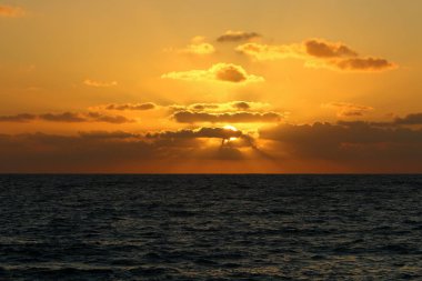Güneş, Israil 'in kuzeyinde Akdeniz 'de ufukta 