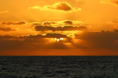 Güneş, Israil 'in kuzeyinde Akdeniz 'de ufukta 