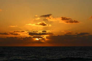 Güneş, Israil 'in kuzeyinde Akdeniz 'de ufukta 